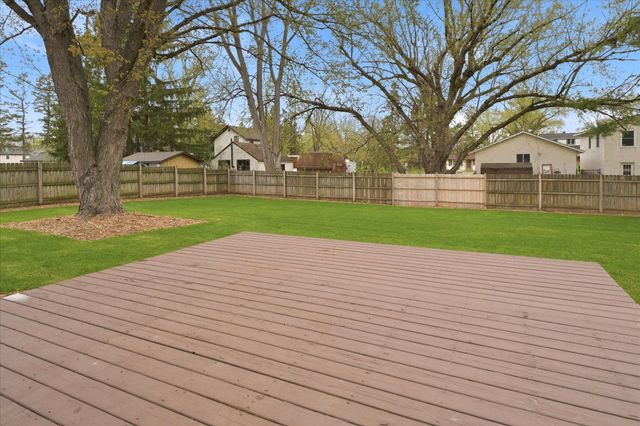 6560 49th Street N, Oakdale, MN 55128