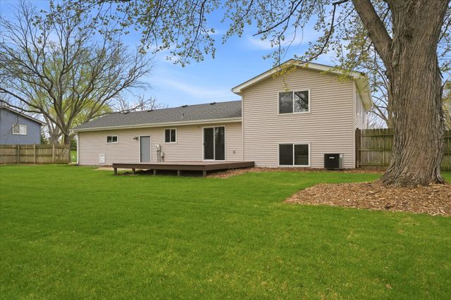 6560 49th Street N, Oakdale, MN 55128