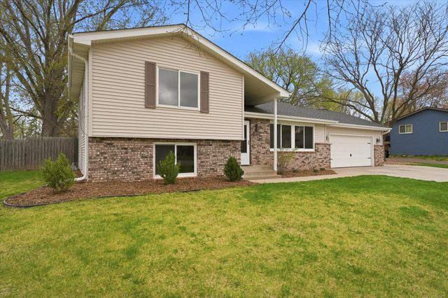 6560 49th Street N, Oakdale, MN 55128