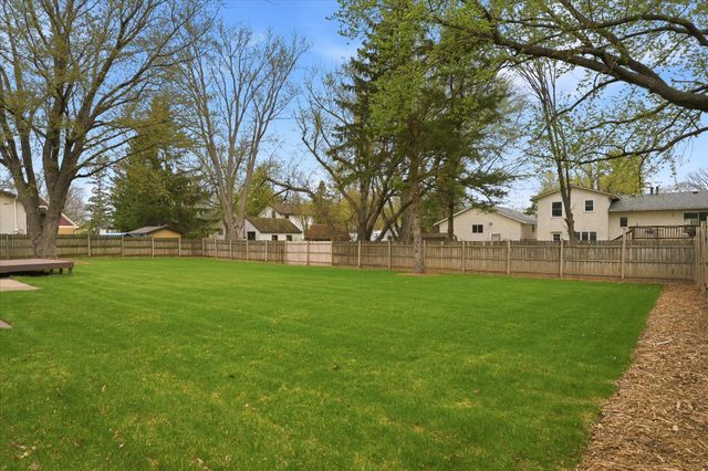 6560 49th Street N, Oakdale, MN 55128