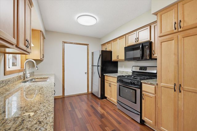 6560 49th Street N, Oakdale, MN 55128