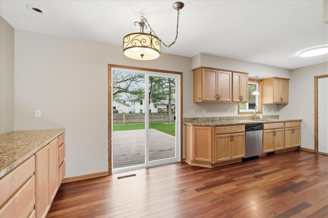 6560 49th Street N, Oakdale, MN 55128