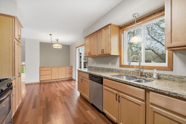 6560 49th Street N, Oakdale, MN 55128