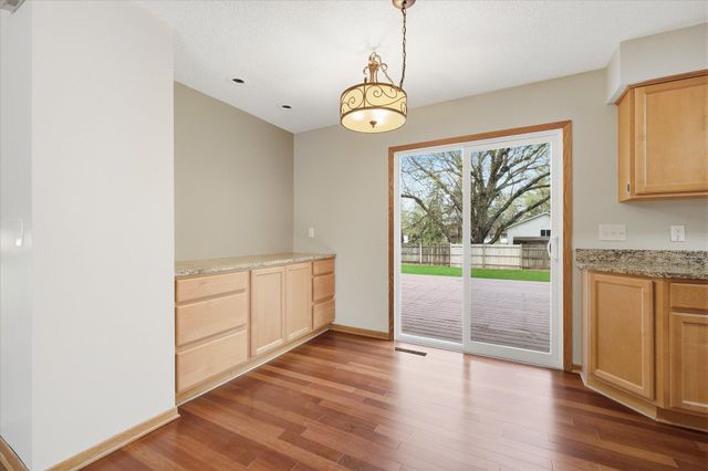 6560 49th Street N, Oakdale, MN 55128