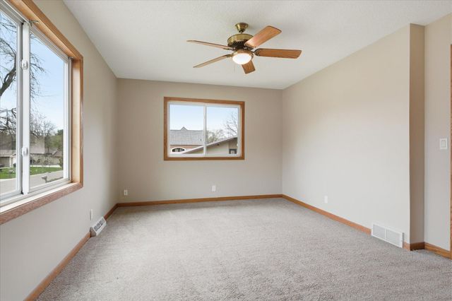6560 49th Street N, Oakdale, MN 55128