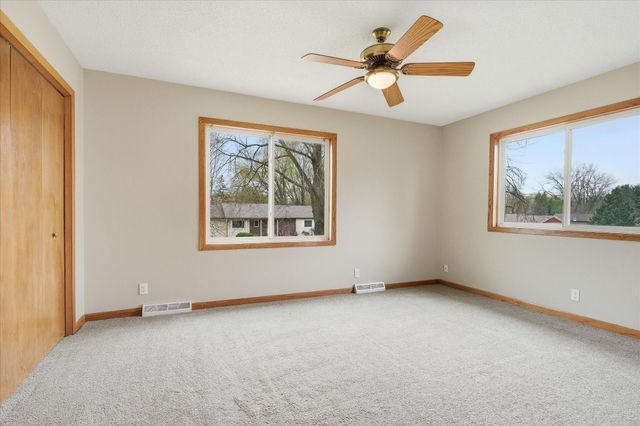 6560 49th Street N, Oakdale, MN 55128