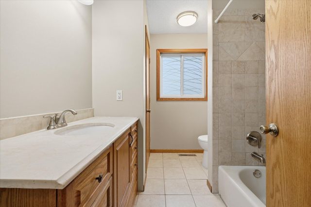 6560 49th Street N, Oakdale, MN 55128