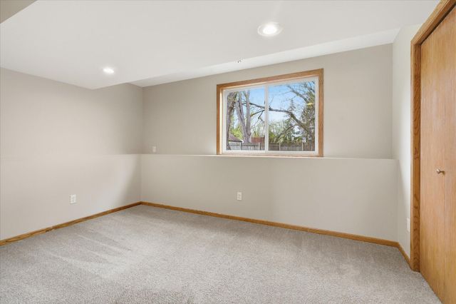 6560 49th Street N, Oakdale, MN 55128