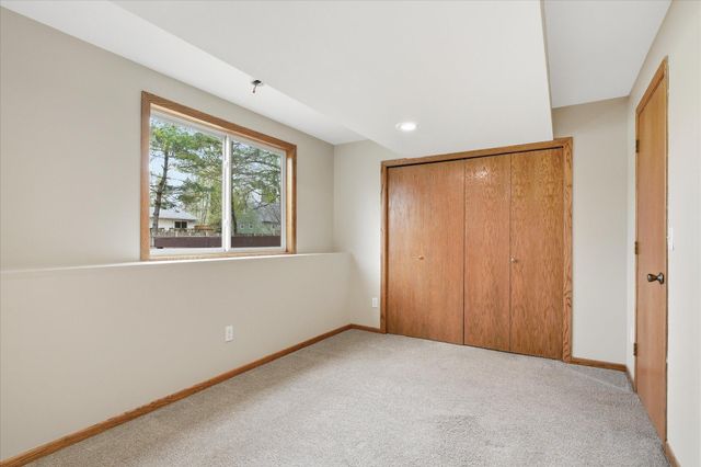 6560 49th Street N, Oakdale, MN 55128