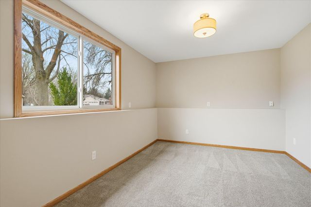 6560 49th Street N, Oakdale, MN 55128