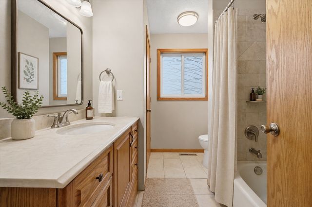 6560 49th Street N, Oakdale, MN 55128