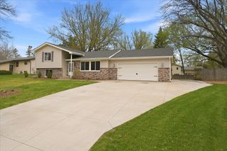 6560 49th Street N, Oakdale, MN 55128