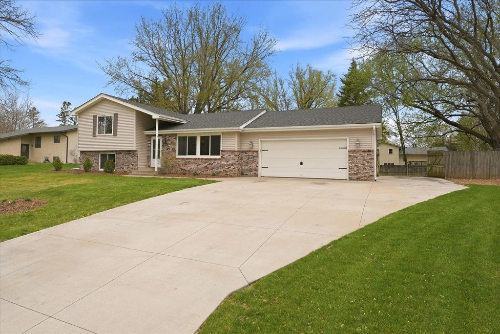 6560 49th Street N, Oakdale, MN 55128