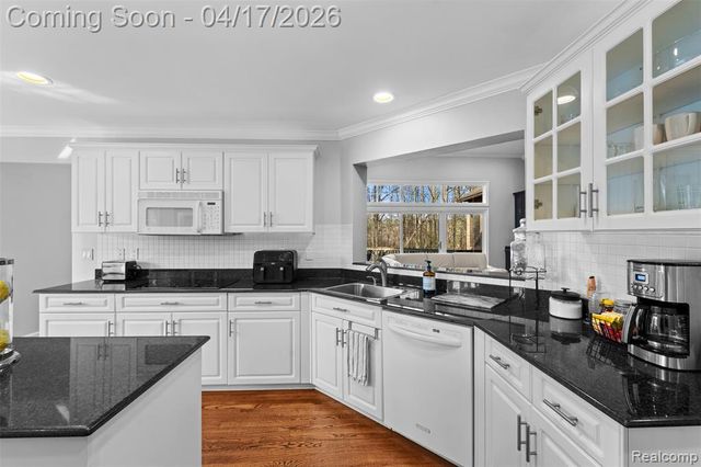 5146 Lagoons Circle 22, West Bloomfield, MI 48323