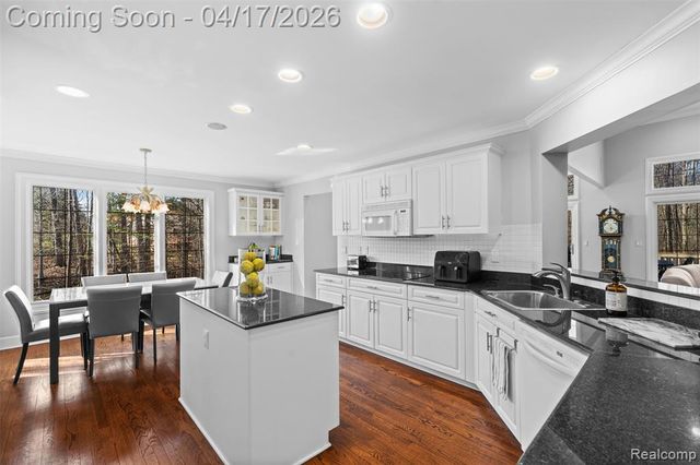 5146 Lagoons Circle 22, West Bloomfield, MI 48323