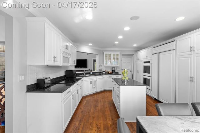 5146 Lagoons Circle 22, West Bloomfield, MI 48323