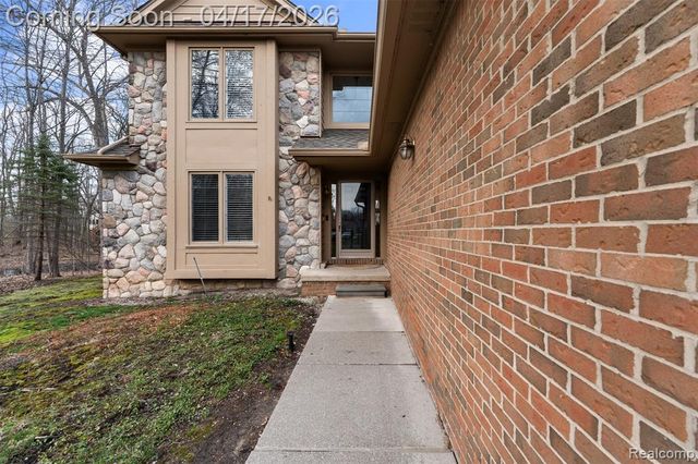 5146 Lagoons Circle 22, West Bloomfield, MI 48323