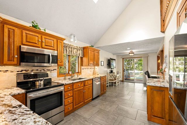 32 Lindsay Road, Hooksett, NH 03106