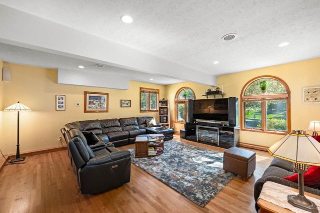 32 Lindsay Road, Hooksett, NH 03106