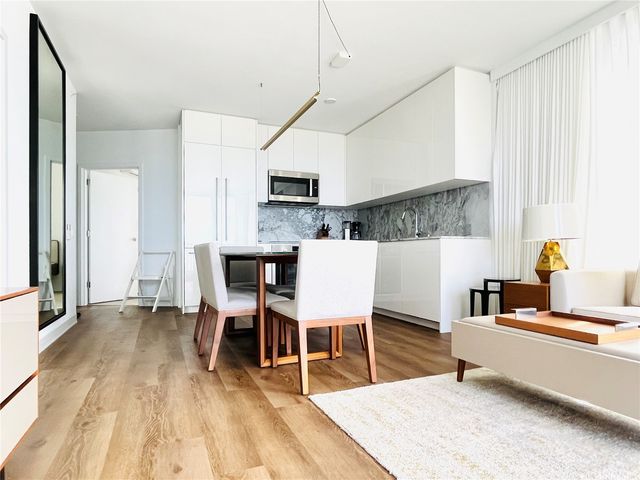 987 Queen Street 1802, Honolulu, HI 96814