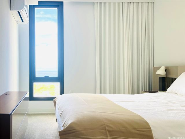 987 Queen Street 1802, Honolulu, HI 96814