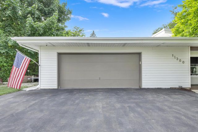 11300 Parkview LANE, Hales Corners, WI 53130