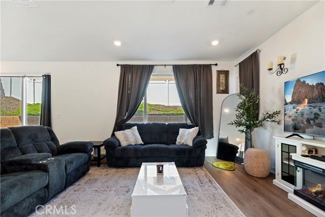 364 CASTAIC Way, Rialto, CA 92377