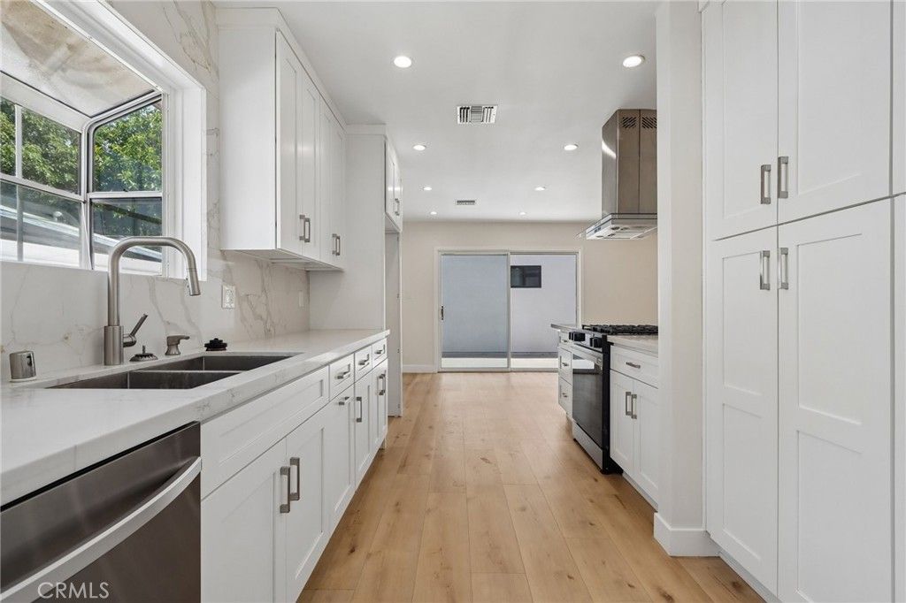 Image 10 of property listing at 15952 Simonds Street, Granada Hills, CA 91344