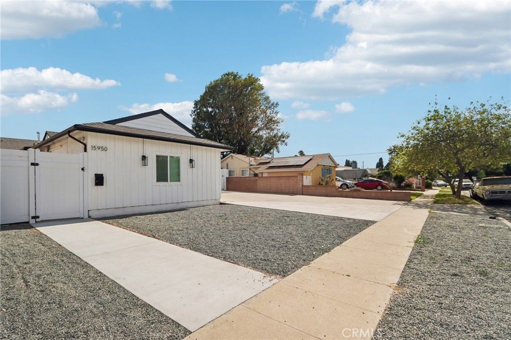 Image 2 of property listing at 15952 Simonds Street, Granada Hills, CA 91344