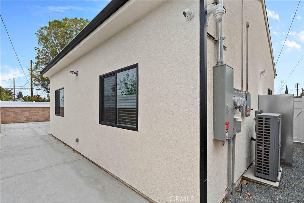 Image 27 of property listing at 15952 Simonds Street, Granada Hills, CA 91344