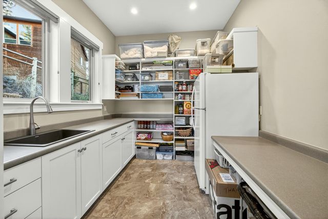 930 Granite Ridge Circle, Jacksonville, OR 97530