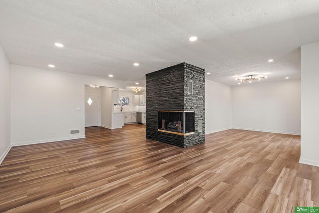 709 N 72nd Avenue, Omaha, NE 68114