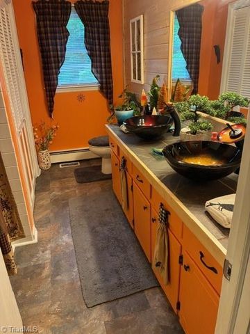 2285 LOCUST GROVE Road, Mount Airy, NC 27030