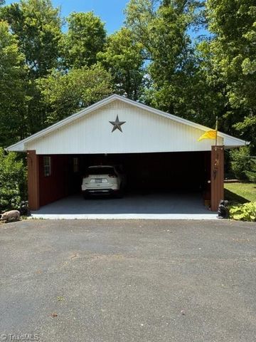 2285 LOCUST GROVE Road, Mount Airy, NC 27030
