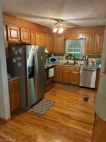 2285 LOCUST GROVE Road, Mount Airy, NC 27030