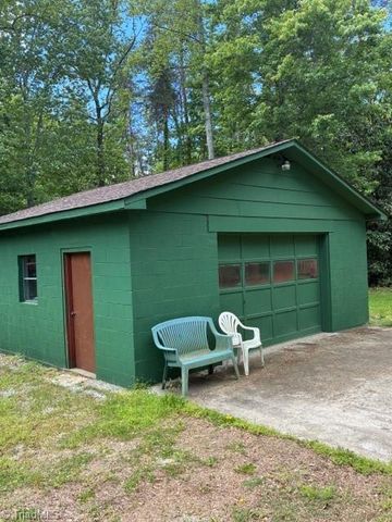 2285 LOCUST GROVE Road, Mount Airy, NC 27030