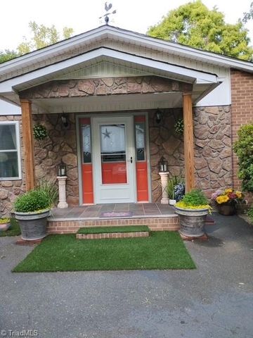 2285 LOCUST GROVE Road, Mount Airy, NC 27030