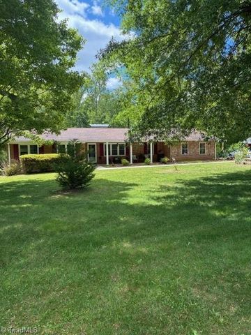 2285 LOCUST GROVE Road, Mount Airy, NC 27030