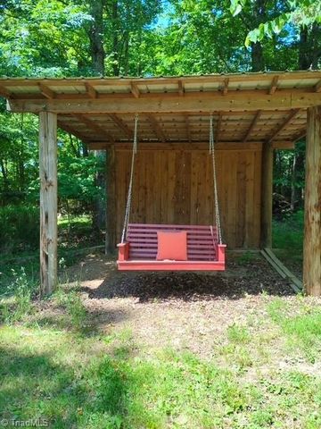 2285 LOCUST GROVE Road, Mount Airy, NC 27030
