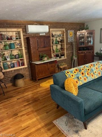 2285 LOCUST GROVE Road, Mount Airy, NC 27030