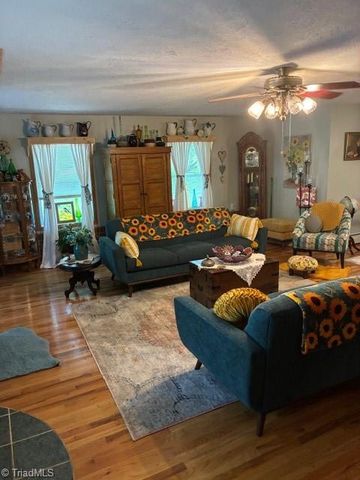 2285 LOCUST GROVE Road, Mount Airy, NC 27030