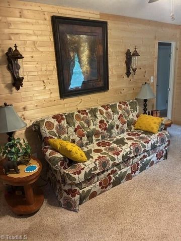 2285 LOCUST GROVE Road, Mount Airy, NC 27030