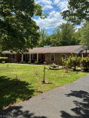 2285 LOCUST GROVE Road, Mount Airy, NC 27030