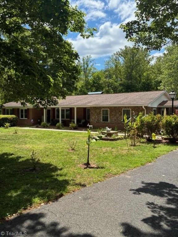 2285 LOCUST GROVE Road, Mount Airy, NC 27030
