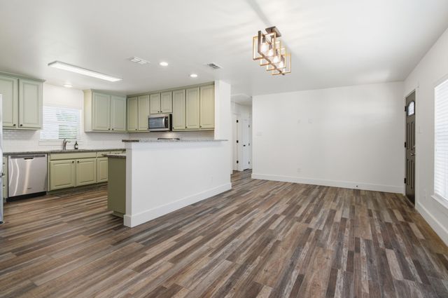 105 Anderson Street, Burleson, TX 76028