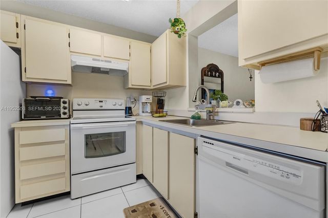 7740 NW 50th St 408, Lauderhill, FL 33351