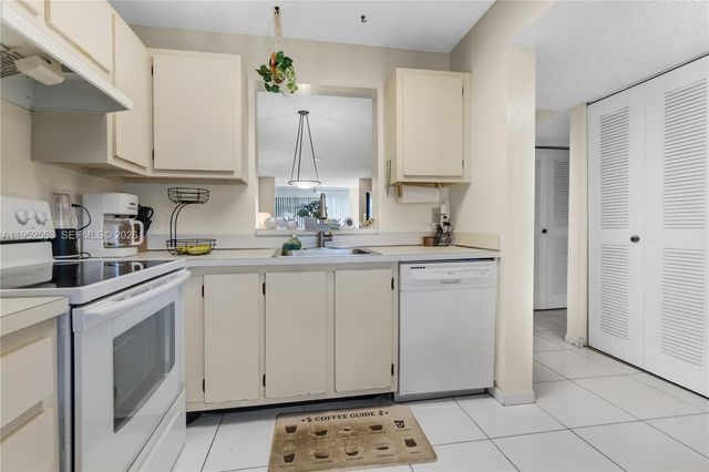 7740 NW 50th St 408, Lauderhill, FL 33351