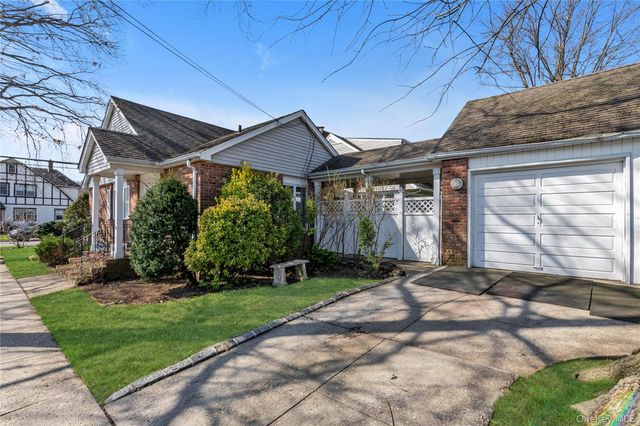 376 1st Street, Mineola, NY 11501