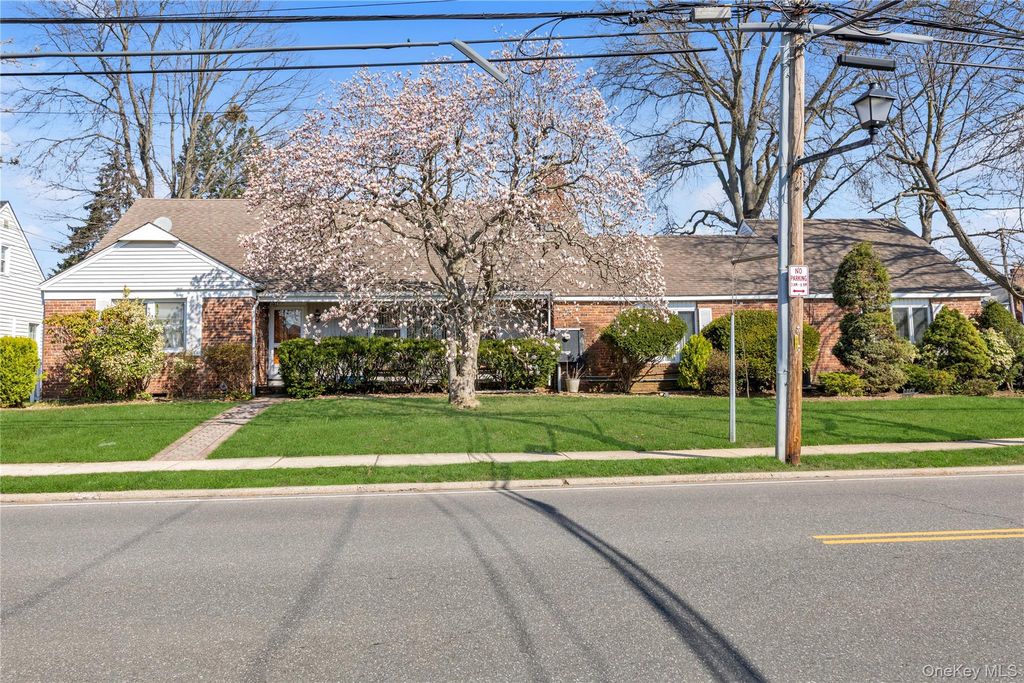 376 1st Street, Mineola, NY 11501