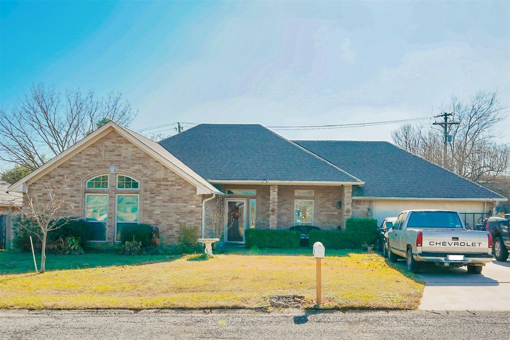 3740 Castlegate Drive, Paris, TX 75462